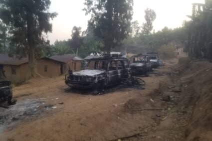 Lubero : 5 jeeps humanitaires incendiées par des jeunes en colère
