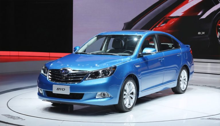 A Játékmegmondó: A BYD e7 elektromos szedán bemutatása lenyűgöző technológiával és dizájnnal verhetetlen áron